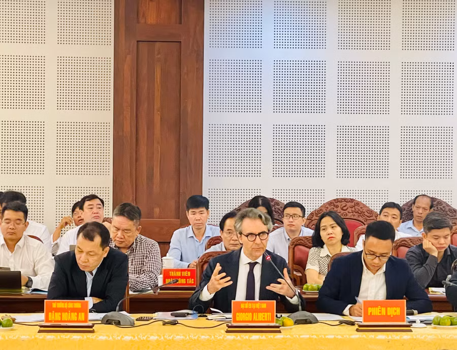 Ngài Giorgio Aliberti-Đại sứ EU tại Việt Nam cho rằng, EU đang tập trung vào chuyển đổi xanh, trong đó có lĩnh vực phát triển năng lượng tái tạo. 