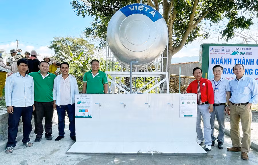  Cao Tiến Vị-Chủ tịch Quỹ ASIF (thứ 6 từ trái sang) trao Gùi nước cho bà con làng Brăng xã Đăk Tpang. Ảnh: Phương Liên