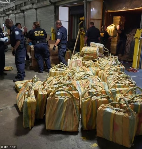 Giới chức Mỹ thu giữ 19.930 kg (22 tấn) cocaine từ 3 tàu chở hàng thương mại vào năm 2019