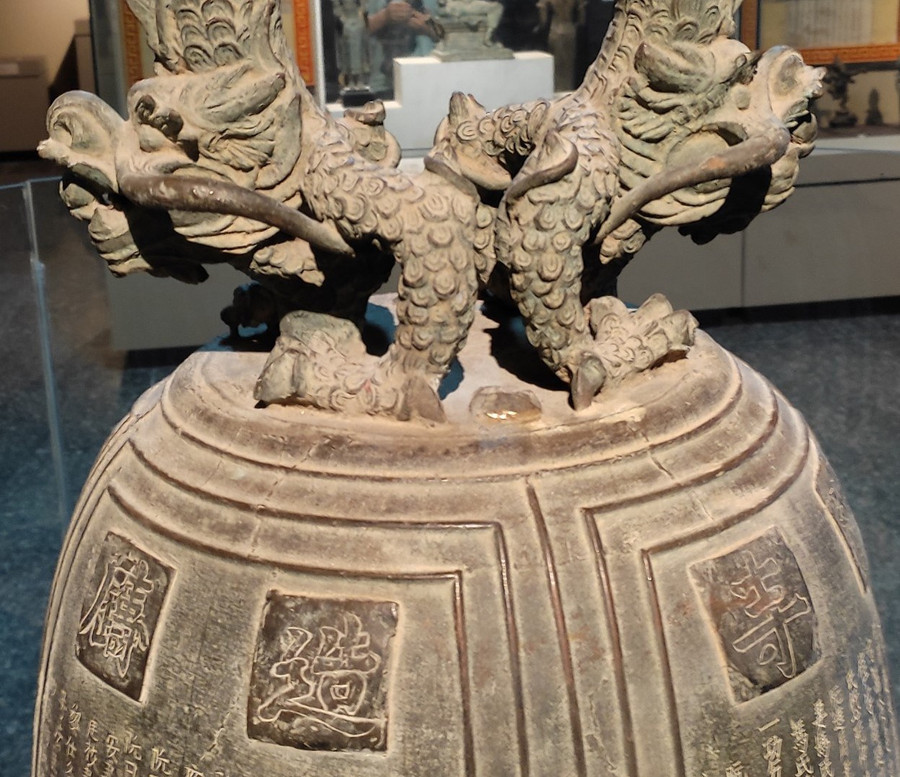 Rồng 4 móng trên chuông chùa Phổ Quang. Ảnh: Lê Cảnh Lam