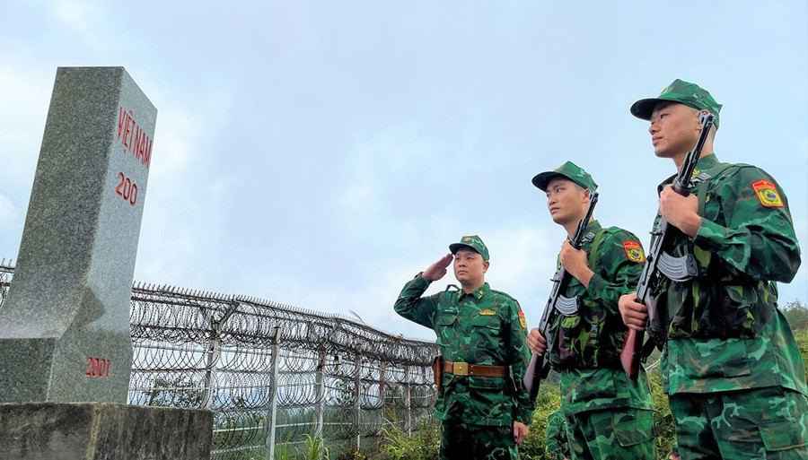 Mốc giới số 200 là mốc đơn, loại nhỏ, làm bằng đá hoa cương, đặt trên sống núi, có độ cao 1.559,57 m, tọa độ địa lý 22° 47’ 56,835” vĩ độ Bắc - 104° 31’ 08,358” kinh độ Đông.