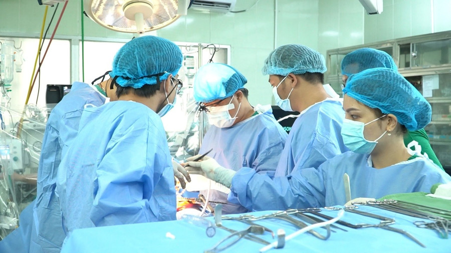 Lần đầu tiên ghép da từ người cho chết não tại Việt Nam. Ảnh: BVCC/Báo Thanh Niên Lần đầu tiên ghép da từ người cho chết não tại Việt Nam. Ảnh: BVCC/Báo Thanh Niên