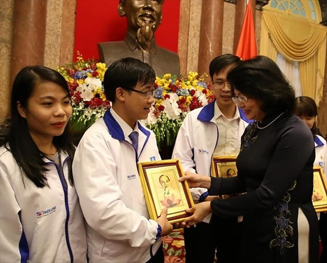 Thầy Việt cũng là thầy giáo duy nhất được vinh danh tại chương trình “Chia sẻ cùng thầy cô” năm 2018.