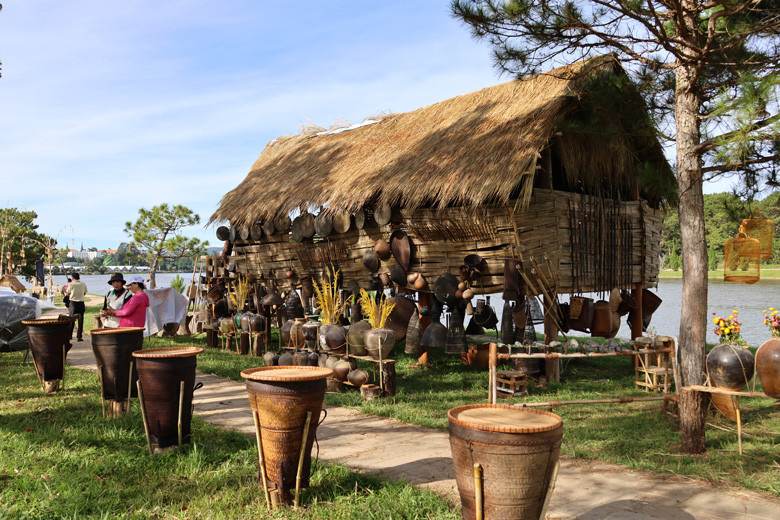 Rất nhiều hiện vật được trưng bày cùng với ngôi nhà dài của đồng bào bản địa gốc Tây Nguyên