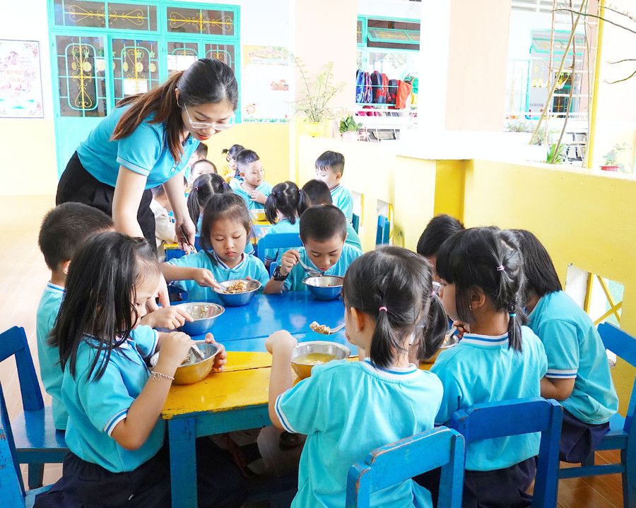  Với đối tượng đặc thù, công tác đảm bảo an toàn vệ sinh thực phẩm bếp ăn bán trú luôn được các trường mầm non trong tỉnh đặt lên hàng đầu. Ảnh: Mộc Trà