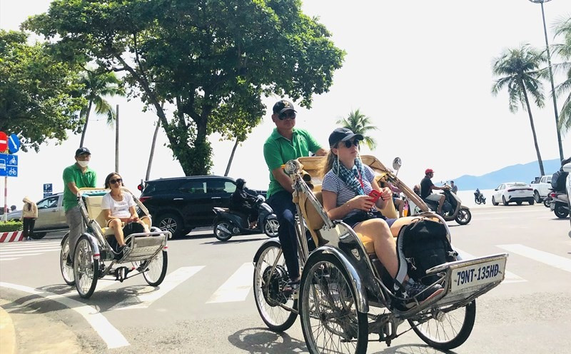 Du khách quốc tế đến bằng tàu biển khám phá Nha Trang theo tour xích lô. Ảnh: P.Linh