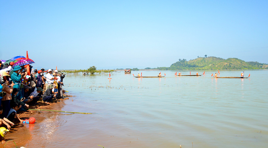 Khán giả đổ về khu vực bãi bồi để theo dõi, cổ vũ các đội thi. Ảnh: Lam Nguyên Khán giả đổ về khu vực bãi bồi để theo dõi, cổ vũ các đội thi. Ảnh: Lam Nguyên