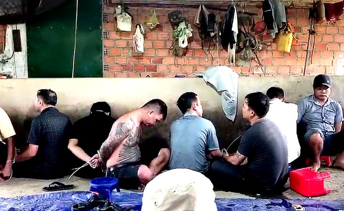 Các đối tượng tham gia đánh bạc bằng hình thức xóc đĩa. Ảnh: Công an cung cấp Các đối tượng tham gia đánh bạc bằng hình thức xóc đĩa. Ảnh Công an cung cấp.