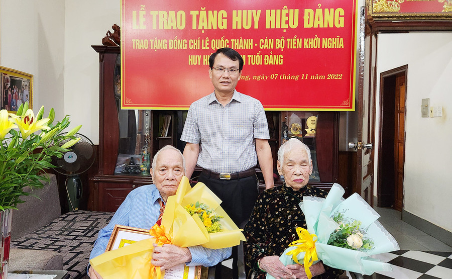 Bí thư Thành ủy Pleiku Trịnh Duy Thuân trao tặng Huy hiệu 75 tuổi đảng cho đảng viên. Ảnh: Bá Bính