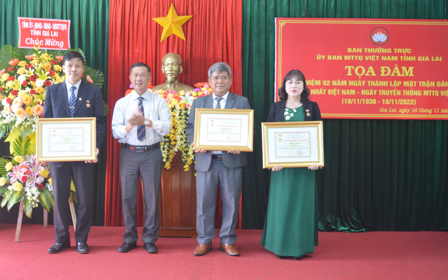 3 cá nhân của Cơ quan Ủy ban MTTQ Việt Nam tỉnh nhận kỷ niệm chương 