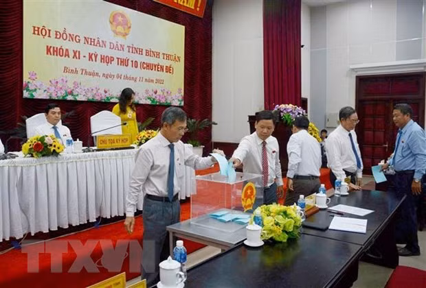Đại biểu bỏ phiếu miễn nhiệm chức vụ Chủ tịch UBND tỉnh nhiệm kỳ 2021-2026 đối với ông Lê Tuấn Phong ngày 4/11/2022. (Ảnh: Nguyễn Thanh/TTXVN)