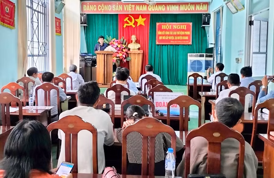 Hội đồng kiểm tra thông báo kết quả kiểm tra tại Hội nghị tổng kết công tác loại trừ bệnh phong huyện Kbang ngày 17-11. Ảnh: Như Nguyện