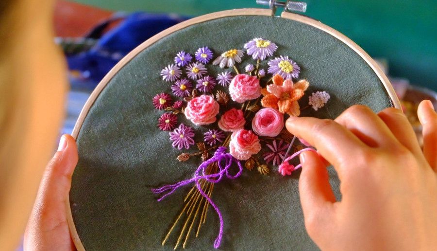 Những mẫu vải vụn bỏ đi được Thanh Huyền tạo nên những chiếc khăn tay đẹp mắt với họa tiết thêu tay xinh xắn. Ảnh: M.L