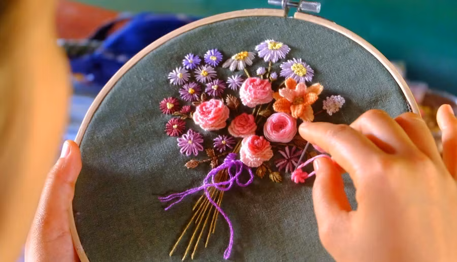 Những mẫu vải vụn bỏ đi được Thanh Huyền tạo nên những chiếc khăn tay đẹp mắt với họa tiết thêu tay xinh xắn. Ảnh: M.L