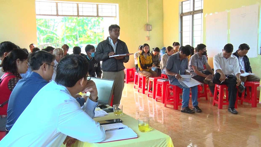 Cùng với phát triển đảng viên, các cấp ủy Đảng ở Chư Prông còn thường xuyên bồi dưỡng nâng cao chất lượng đội ngũ cán bộ thôn, làng. Ảnh: Nhật Hào Cùng với phát triển đảng viên, các cấp ủy Đảng ở Chư Prông còn thường xuyên bồi dưỡng nâng cao chất lượng đội ngũ cán bộ thôn, làng. Ảnh: Nhật Hào