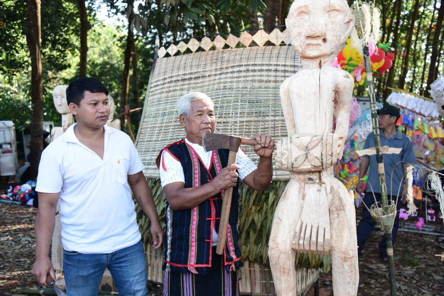 Phần thi tạc tượng cũng thu hút nghệ nhân của 13/13 xã trên địa bàn huyện tham gia. Ảnh: Đức Thụy Phần thi tạc tượng của các nghệ nhân. Ảnh: Đức Thụy