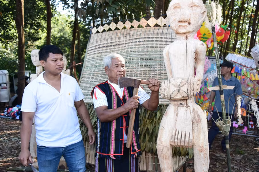 Phần thi tạc tượng cũng thu hút nghệ nhân của 13/13 xã trên địa bàn huyện tham gia. Ảnh: Đức Thụy Phần thi tạc tượng của các nghệ nhân. Ảnh: Đức Thụy