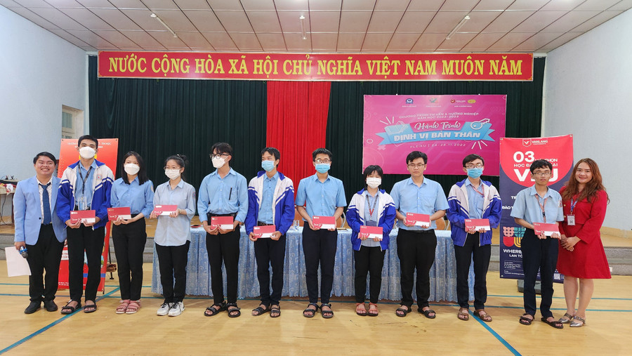 Trường Đại học Văn Lang, Trường Đại học Ngoại ngữ-Tin học TP. Hồ Chí Minh tặng học bổng cho học sinh vượt khó học giỏi của Trường THPT Chuyên Hùng Vương. Ảnh: Phan Lài