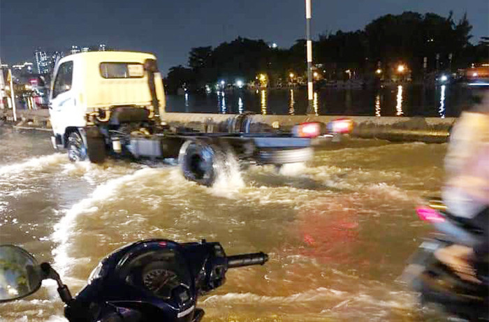 Nước ngập sâu trên đường Trần Xuân Soạn.