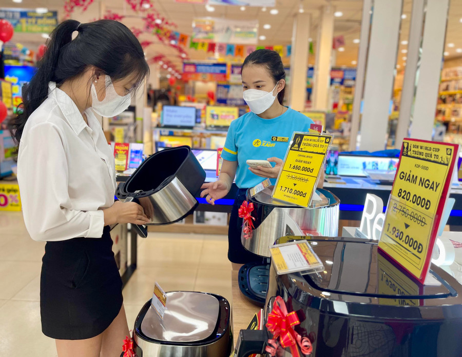 Hệ thống Điện máy Xanh đang triển khai đồng thời các chương trình khuyến mãi nhiều mặt hàng giúp người dân mua sắm tiết kiệm nhất. Ảnh: Vũ Thảo