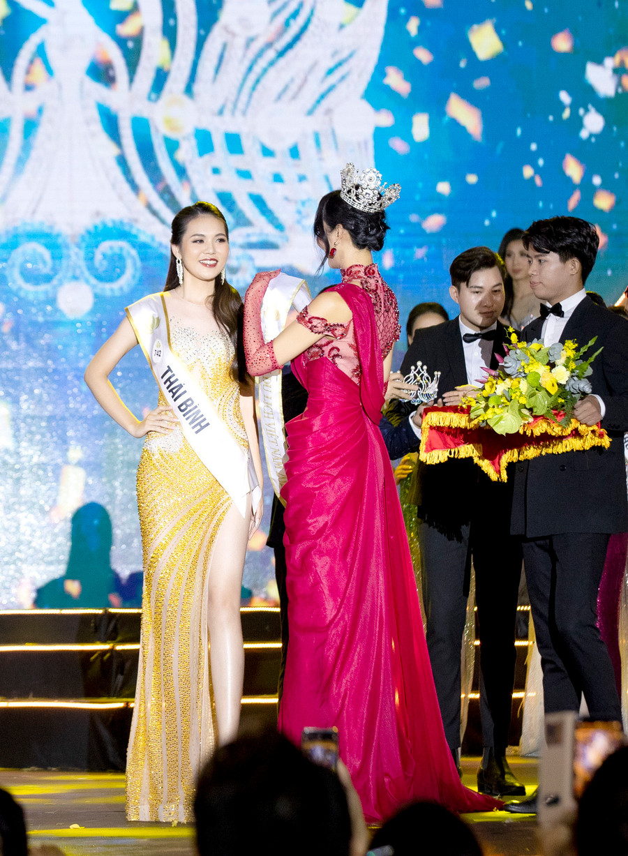 Lương Kỳ Duyên trả lời ứng xử trôi chảy khi nhận câu hỏi liên quan đến việc phát triển du lịch. Ảnh: BTC Lương Kỳ Duyên trả lời ứng xử trôi chảy khi nhận câu hỏi liên quan đến việc phát triển du lịch. Ảnh: BTC