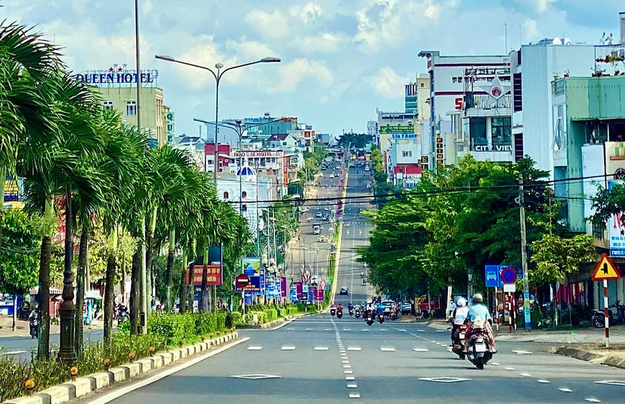 Đường Nguyễn Tất Thành là một trong những cung đường đẹp nhất TP. Pleiku. Ảnh: Hà Duy Đường Nguyễn Tất Thành là một trong những cung đường đẹp nhất TP. Pleiku. Ảnh: Hà Duy