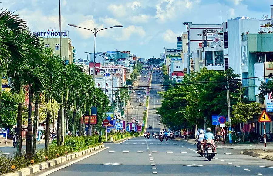 Đường Nguyễn Tất Thành là một trong những cung đường đẹp nhất TP. Pleiku. Ảnh: Hà Duy