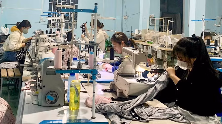 Lao động địa phương làm việc tại Công ty TNHH May Ngân Anh (làng Pơbah Ktu, xã An Trung). Ảnh: Mộc Trà