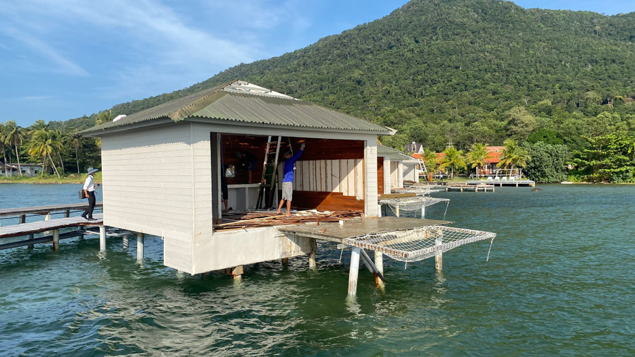 Thực hiện quyết định cưỡng chế, chủ nhân 8 bungalow xây dựng trái phép tại Khu bảo tồn biển Phú Quốc, Kiên Giang tự nguyện tháo dỡ. Ảnh: Hoàng Trung