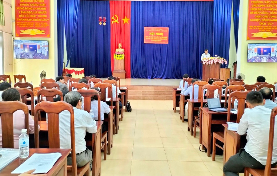 Hội đồng kiểm tra thông báo kết quả kiểm tra tại Hội nghị tổng kết công tác loại trừ bệnh phong huyện Chư Pưh chiều 15-11. Ảnh: Như Nguyện Hội đồng kiểm tra thông báo kết quả kiểm tra tại Hội nghị tổng kết công tác loại trừ bệnh phong huyện Chư Pưh chiều 15-11. Ảnh: Như Nguyện