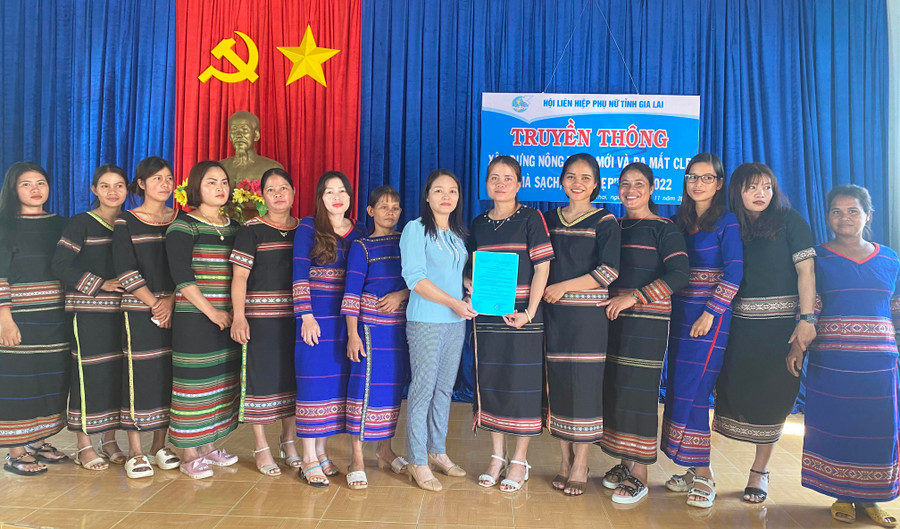 Đại diện lãnh đạo Hội LHPN huyện Ia Grai trao quyết định thành lập Câu lạc bộ Nhà sạch, vườn đẹp cho các thành viên. Ảnh: Phan Thương