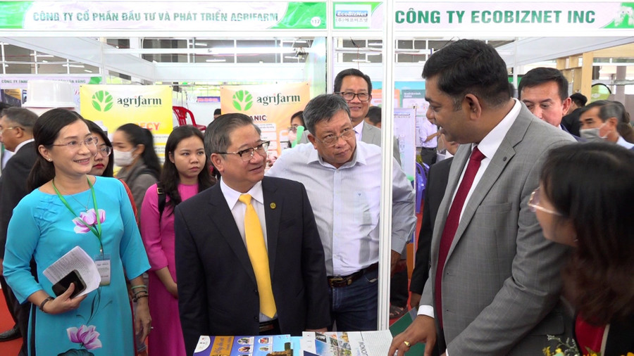 Chủ tịch UBND TP Cần Thơ Trần Việt Trường tham quan các gian hàng. Ảnh: Báo Lao Động