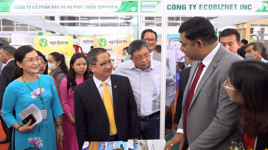 Chủ tịch UBND TP Cần Thơ Trần Việt Trường tham quan các gian hàng. Ảnh: Báo Lao Động