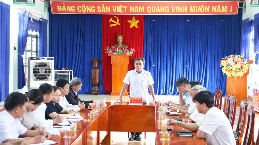 Bí thư Tỉnh ủy Hồ Văn Niên làm việc với hệ thống chính trị xã Ia Lâu. Ảnh: Quang Tấn