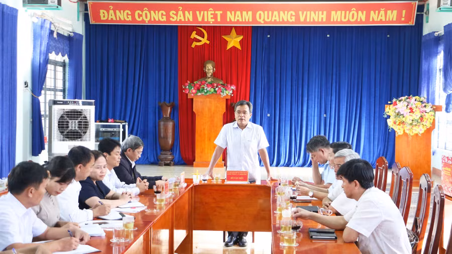 Bí thư Tỉnh ủy Hồ Văn Niên làm việc với hệ thống chính trị xã Ia Lâu. Ảnh: Quang Tấn