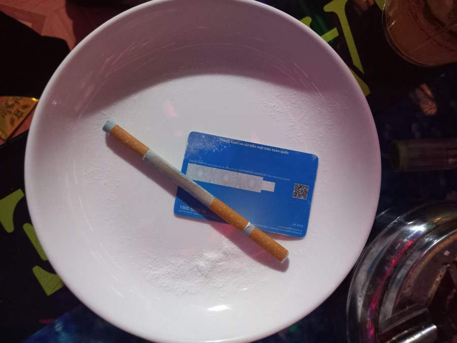 Chất ma túy trong dĩa sành. Ảnh: Dương Phan 