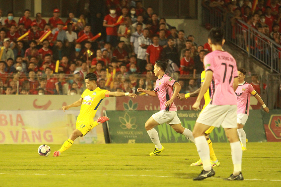 HAGL (bìa trái) đã có khởi đầu tương đối hứng khởi. Ảnh: Quang SangHAGL (bìa trái) đã có khởi đầu tương đối hứng khởi. Ảnh: Quang Sang