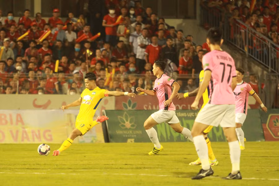 HAGL (bìa trái) đã có khởi đầu tương đối hứng khởi. Ảnh: Quang SangHAGL (bìa trái) đã có khởi đầu tương đối hứng khởi. Ảnh: Quang Sang