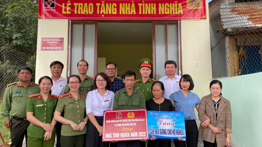 Đại diện các đơn vị tài trợ cùng chính quyền địa phương chia sẻ niềm vui với gia đình ông Hường. Ảnh: Sơn Ca Đại diện các đơn vị tài trợ cùng MTTQ, cấp ủy chính quyền địa phương chia sẻ niềm vui an cư lạc nghiệp với gia đình. Ảnh: Sơn Ca.