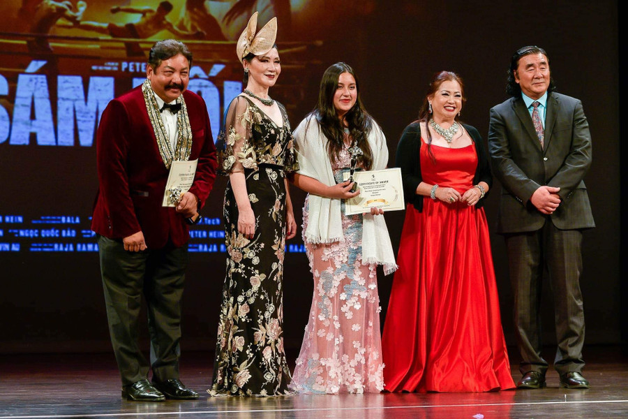 Angelina Raja bày tỏ biết ơn khi được diễn viên Kiều Trinh dìu dắt. Ảnh: NVCC