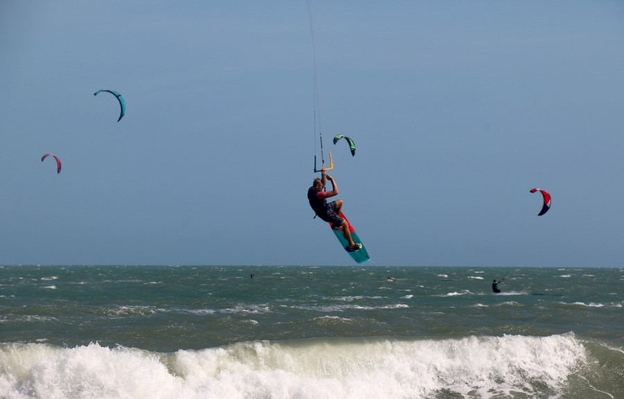 Du khách quốc tế chơi lướt ván diều trên biển Mũi Né-Bình Thuận. Ảnh: Hồng Hiếu/TTXVN