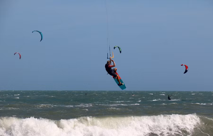 Du khách quốc tế chơi lướt ván diều trên biển Mũi Né-Bình Thuận. Ảnh: Hồng Hiếu/TTXVN
