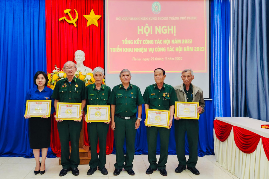 Ông Trương Minh Hải (thứ 3 từ phải qua)-Chủ tịch Hội Cựu TNXP TP. Pleiku tặng giấy khen cho các tập thể có thành tích xuất sắc trong hoạt động và xây dựng Hội năm 2022. Ảnh: Minh Nhật Ông Trương Minh Hải (thứ 3 từ phải qua)-Chủ tịch Hội Cựu TNXP TP. Pleiku tặng giấy khen cho các tập thể có thành tích xuất sắc trong hoạt động và xây dựng Hội năm 2022. Ảnh: Minh Nhật