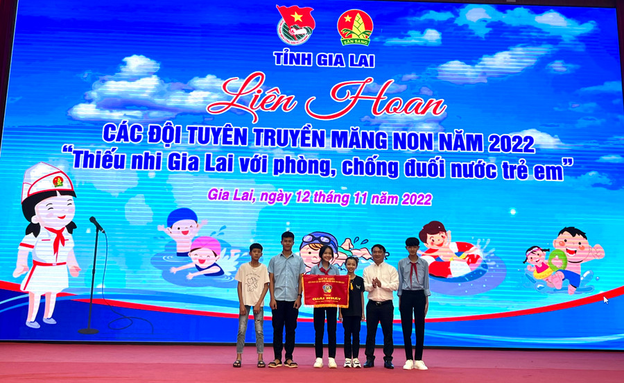 Anh Đỗ Duy Nam (thứ 2 từ phải qua)-Phó Bí thư Tỉnh Đoàn, Chủ tịch Hội đồng Đội tỉnh trao giải nhất cho đội thi Trường THCS Nguyễn Văn Linh. Ảnh: Phan Lài Anh Đỗ Duy Nam (thứ 2 từ phải qua)-Phó Bí thư Tỉnh Đoàn, Chủ tịch Hội đồng Đội tỉnh trao giải nhất cho đội thi Trường THCS Nguyễn Văn Linh. Ảnh: Phan Lài