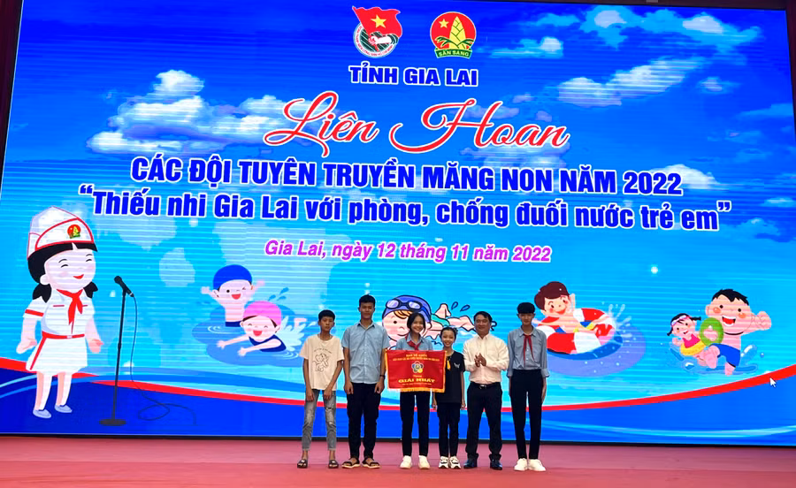 Anh Đỗ Duy Nam (thứ 2 từ phải qua)-Phó Bí thư Tỉnh Đoàn, Chủ tịch Hội đồng Đội tỉnh trao giải nhất cho đội thi Trường THCS Nguyễn Văn Linh. Ảnh: Phan Lài