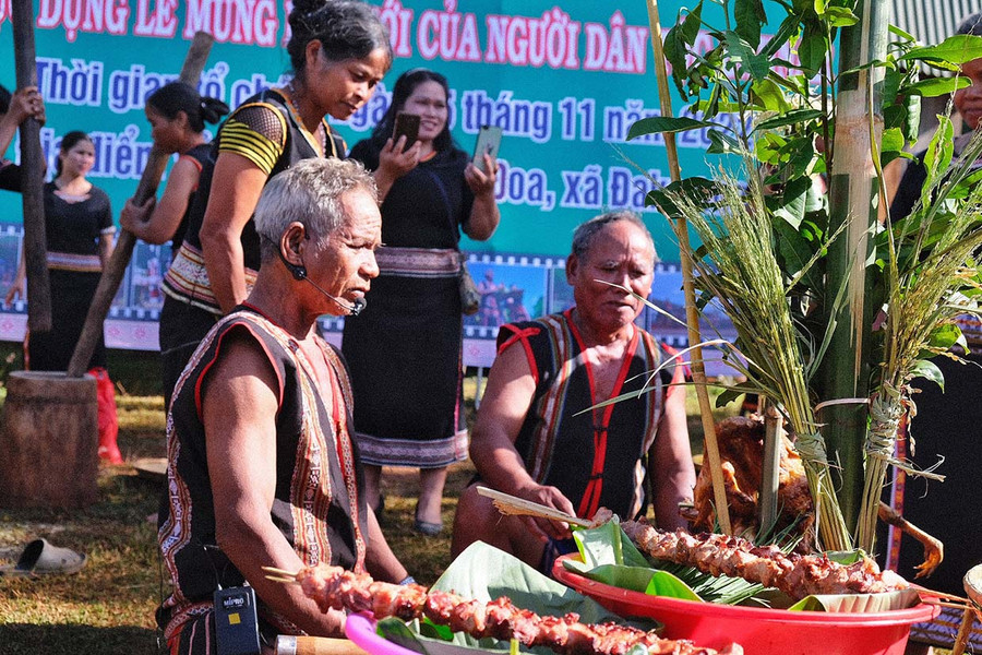 Các già làng làm lễ cúng tạ ơn thần linh đã cho dân làng một vụ mùa bội thu, thóc lúa về đầy kho. Ảnh: Minh Châu  Các già làng tạ làm lễ cúng tạ on thần linh đã cho dân làng một vụ mùa bội thu, thóc lúa về đầy kho. Ảnh: Minh Châu