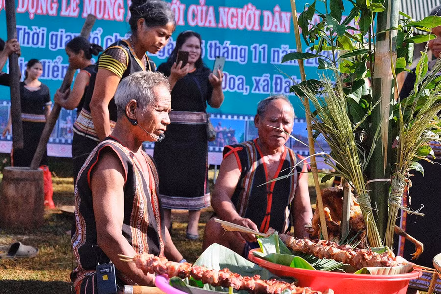  Các già làng tạ làm lễ cúng tạ on thần linh đã cho dân làng một vụ mùa bội thu, thóc lúa về đầy kho. Ảnh: Minh Châu