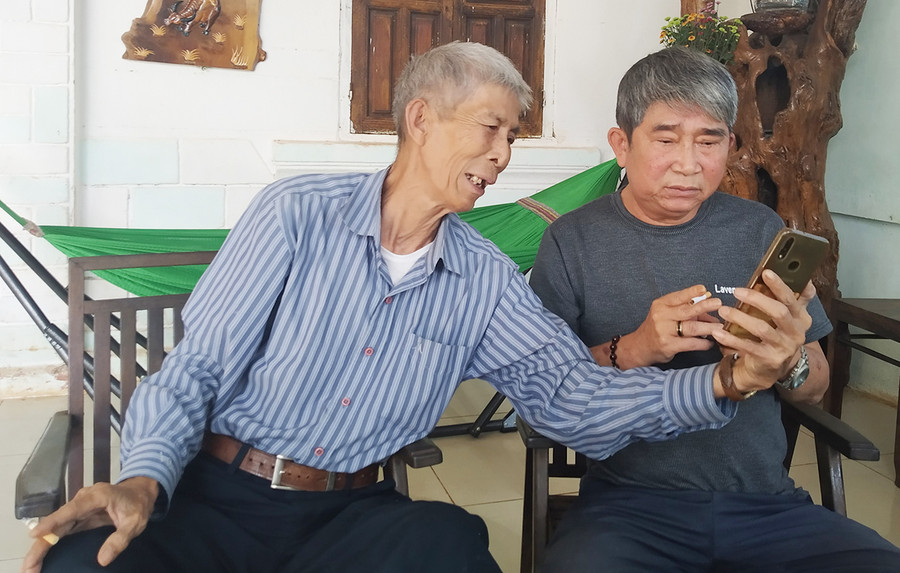 Ông Nguyễn Bá Sạch (bìa trái) và người em trai-thế hệ thứ 2 khai phá vùng đất Tiên Sơn. Ảnh: Ngọc Tấn