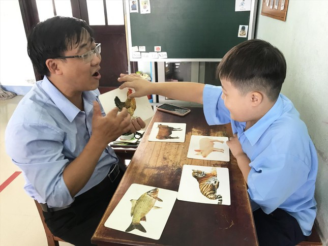 Những lớp học 1 - 1 của thầy Việt giúp nhiều học trò tự kỉ hòa nhập, học tập ở những ngôi trường bình thường.