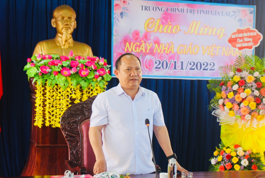 Phó Bí thư Tỉnh ủy Rah Lan Chung phát biểu chúc mừng Trường Chính trị tỉnh nhân kỷ niệm Ngày Nhà giáo Việt Nam. Ảnh: Phan Lài Phó Bí thư Tỉnh ủy Rah Lan Chung phát biểu chúc mừng Trường Chính trị tỉnh nhân kỷ niệm Ngày Nhà giáo Việt Nam. Ảnh: Phan Lài